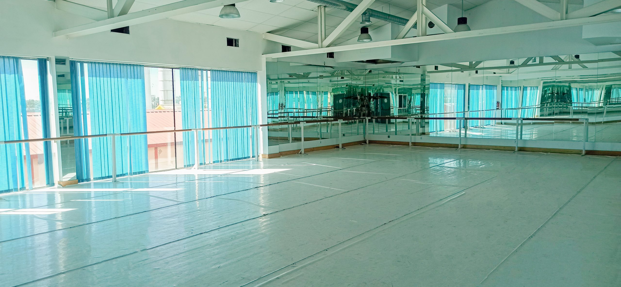 Alquiler de salas suelo linoleo y espejos en Aarón Vivancos Talent Center
