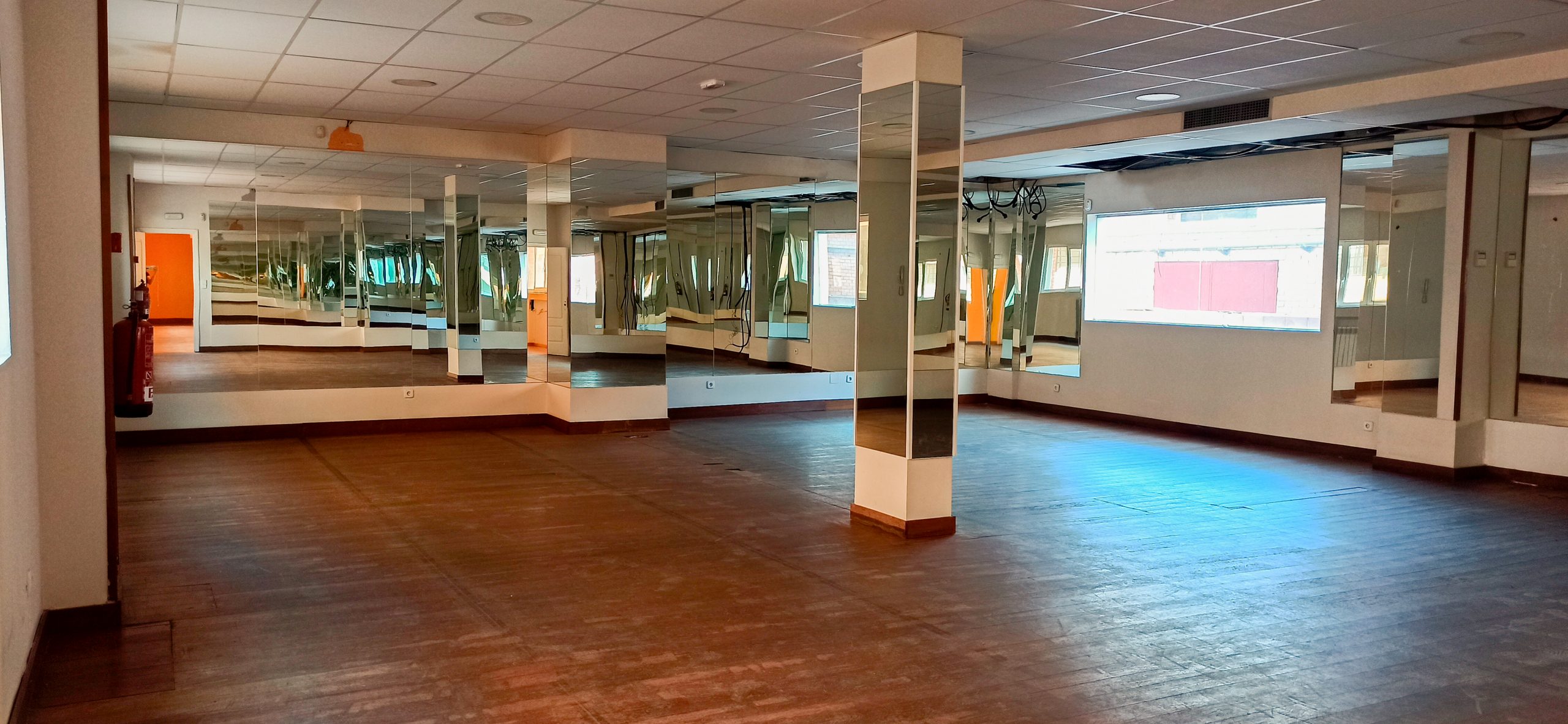 sala suelo madera y espejos en Aarón Vivancos Talent Center